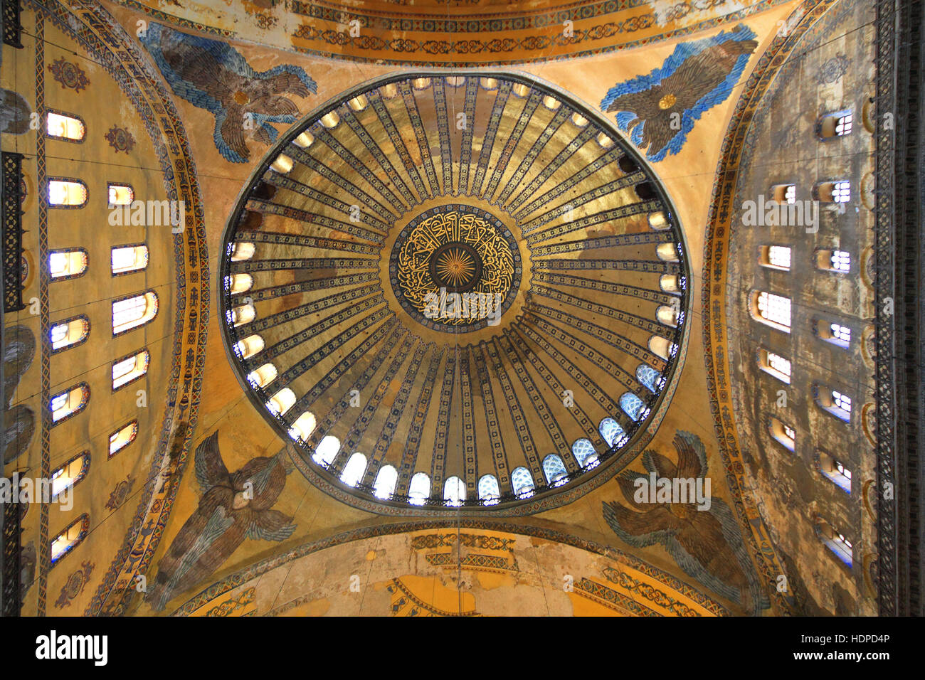 Blick über die Kuppel der Hagia Sophia von innen, in Istanbul, Türkei. Stockfoto
