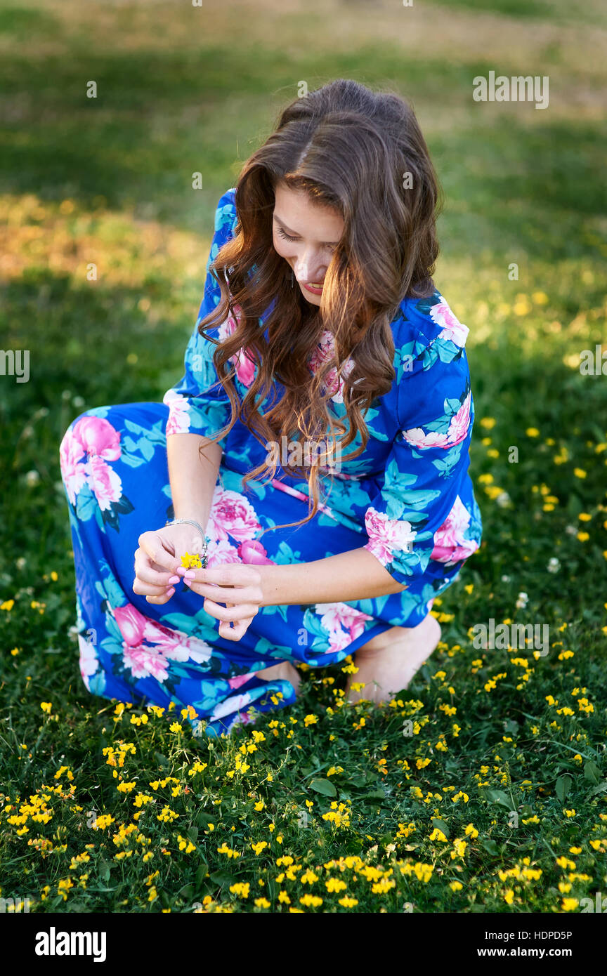 junge Frau sammelt Blumen für Frühlingswiese Stockfoto