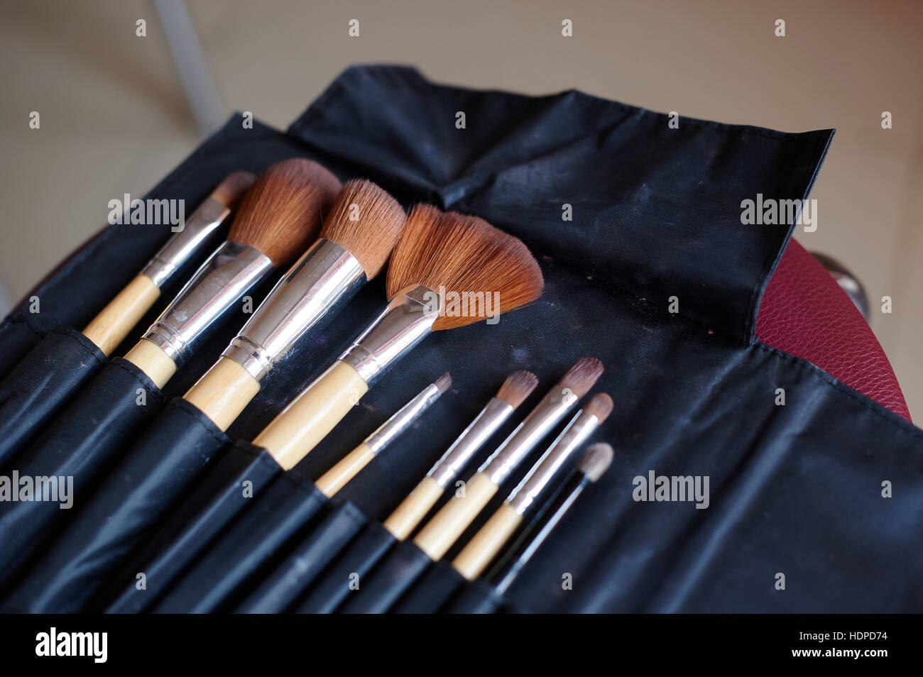 Make-up Pinsel in Schwarze Ledertasche Stockfoto