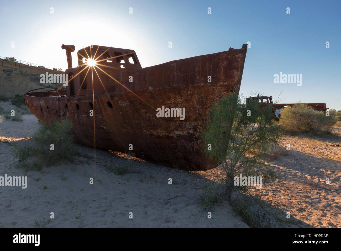 Altes Schiff, das auf der Unterseite des Aralsees ruhte, nachdem seine Gewässer austrocknen, in Usbekistan. Stockfoto