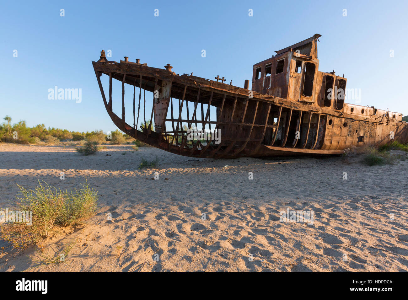 Altes Schiff, das auf der Unterseite des Aralsees ruhte, nachdem seine Gewässer austrocknen. Stockfoto