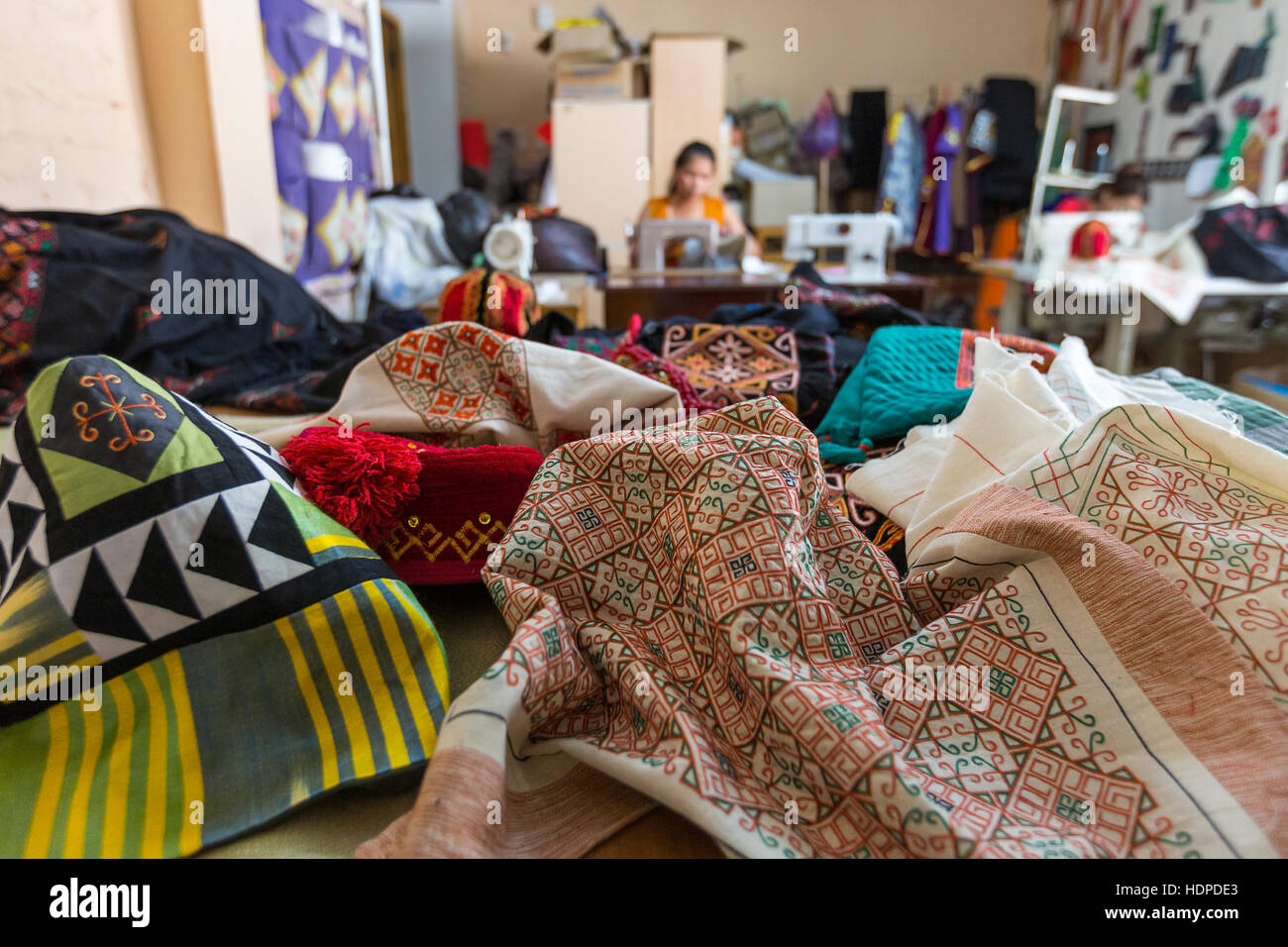Traditionelle Textilien in einer Werkstatt in Nukus, Usbekistan. Stockfoto