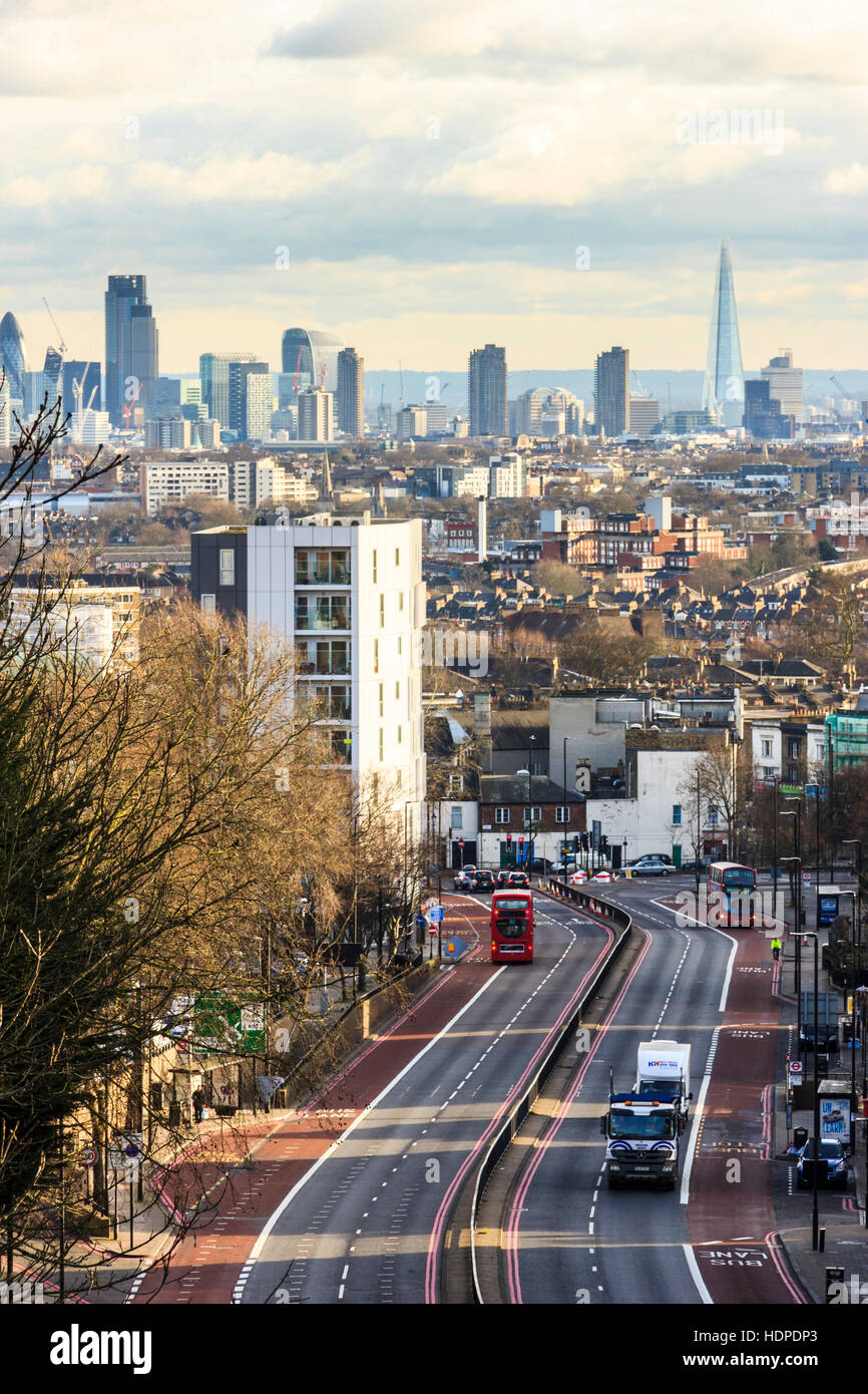 Blick nach Süden entlang Torbogen Straße in die Stadt London, von Hornsey Lane Bridge, Islington, London, UK Stockfoto