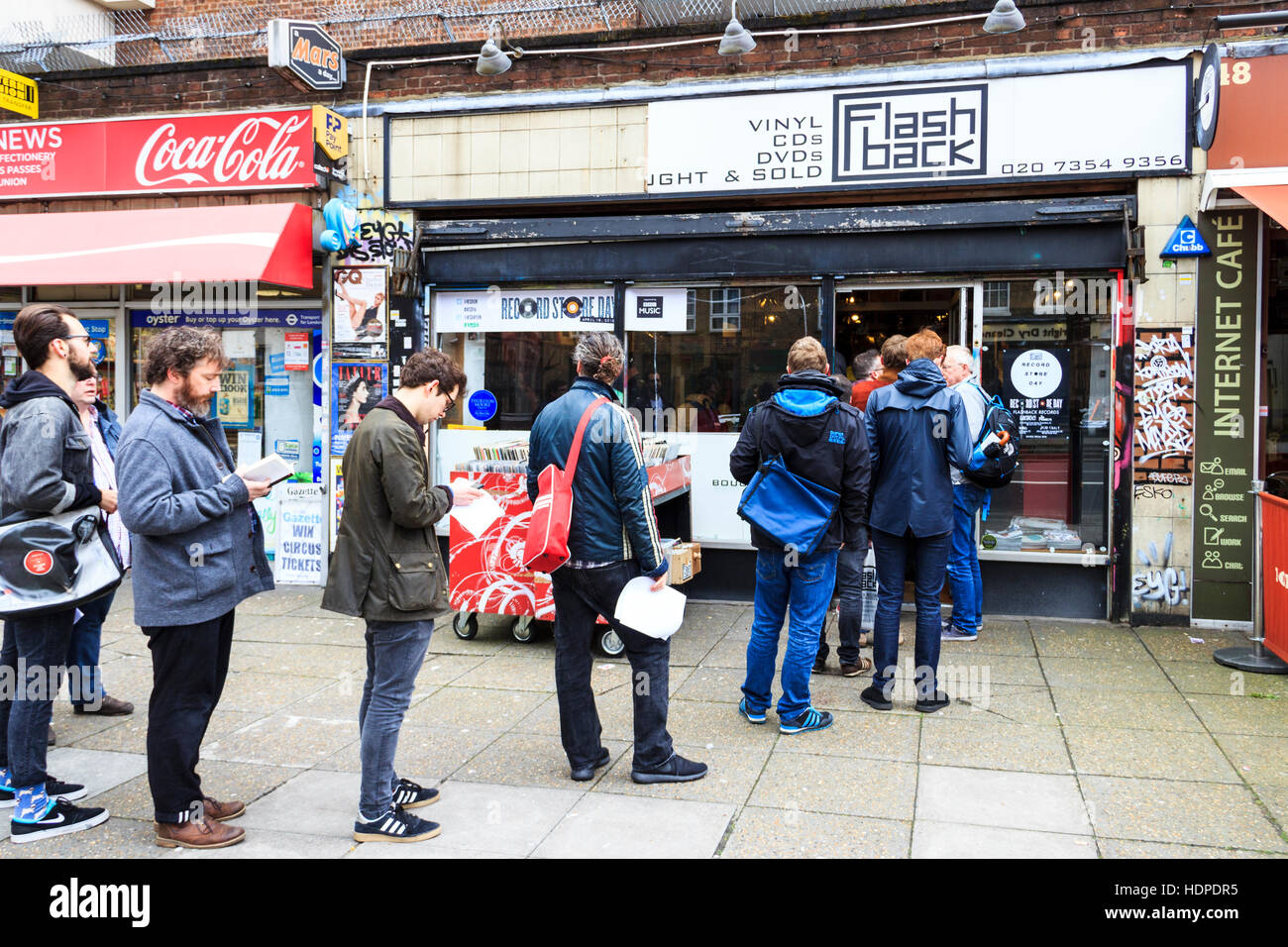 Schlange von Leuten in Einklang zu Beginn der Record Store Day 2016 Flashback Datensätze, Essex Road, London, UK warten Stockfoto
