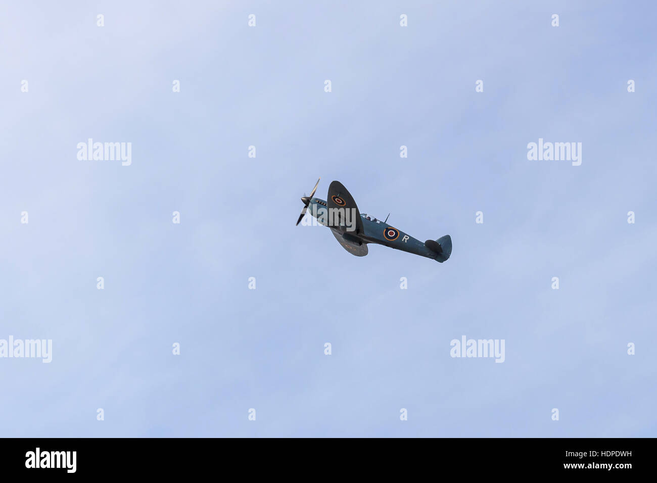 Vintage Supermarine Spitfire Flugzeug anzeigen zu den Zuschauern bei der Southport airshow Stockfoto