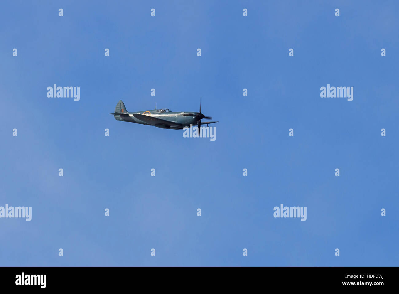 Vintage Supermarine Spitfire Flugzeug anzeigen für die Zuschauer auf der Southport airshow Stockfoto