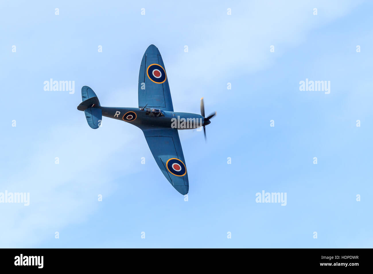 Vintage Supermarine Spitfire Flugzeug anzeigen für die Zuschauer auf der Southport airshow Stockfoto