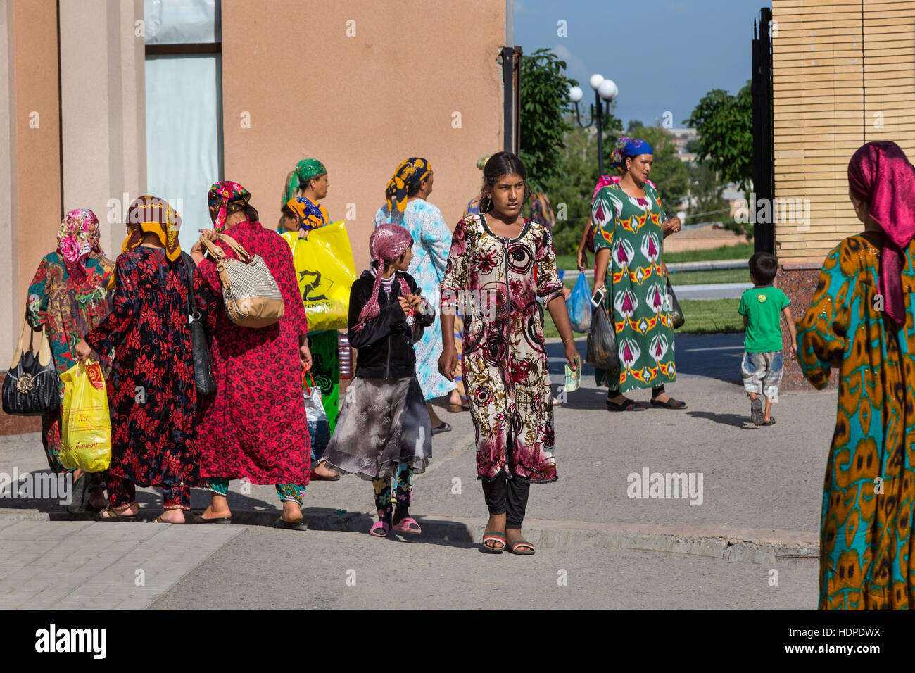 Frauen in bunten Kleidern in der Siab Basar in Samarkand, Usbekistan. Stockfoto