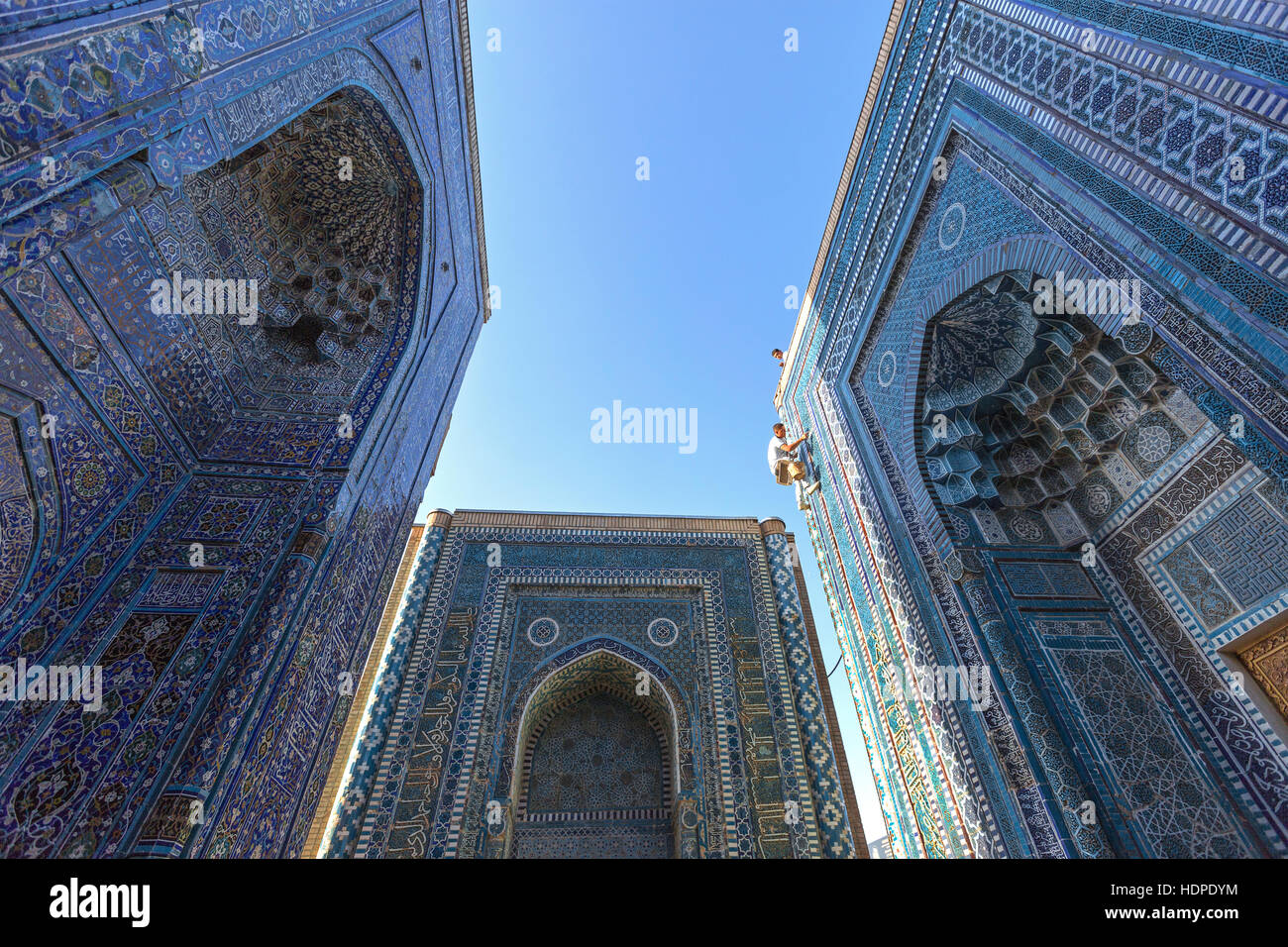 Wiederherstellen die Fliesen in der monumentalen Toren des Mausoleums in den Heiligen Friedhof Shakhi Zinda in Samarkand, Usbekistan. Stockfoto