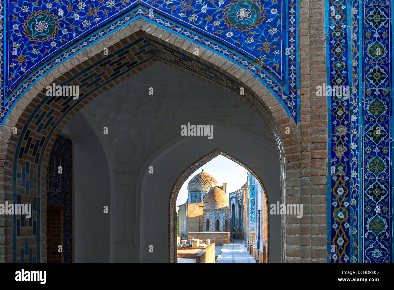 Monumentales Tor der alten Nekropole von Shakhi Zinda in Samarkand, Usbekistan. Stockfoto