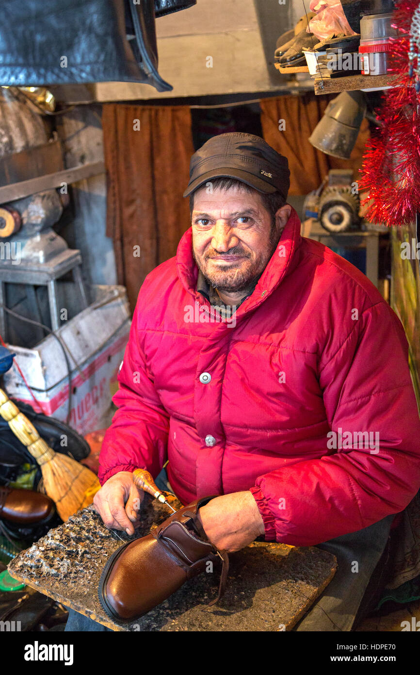 Schuh-Mechaniker in einem kleinen Laden in Tiflis, Georgien. Stockfoto