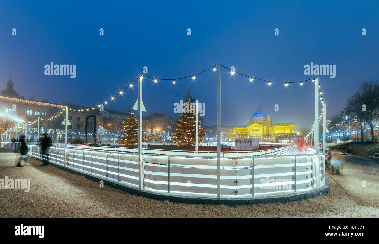 König Tomislav-Platz in Zagreb (Kroatien), Weihnachtsmarkt mit Blick auf die Art Pavilion und Eislaufbahn Stockfoto