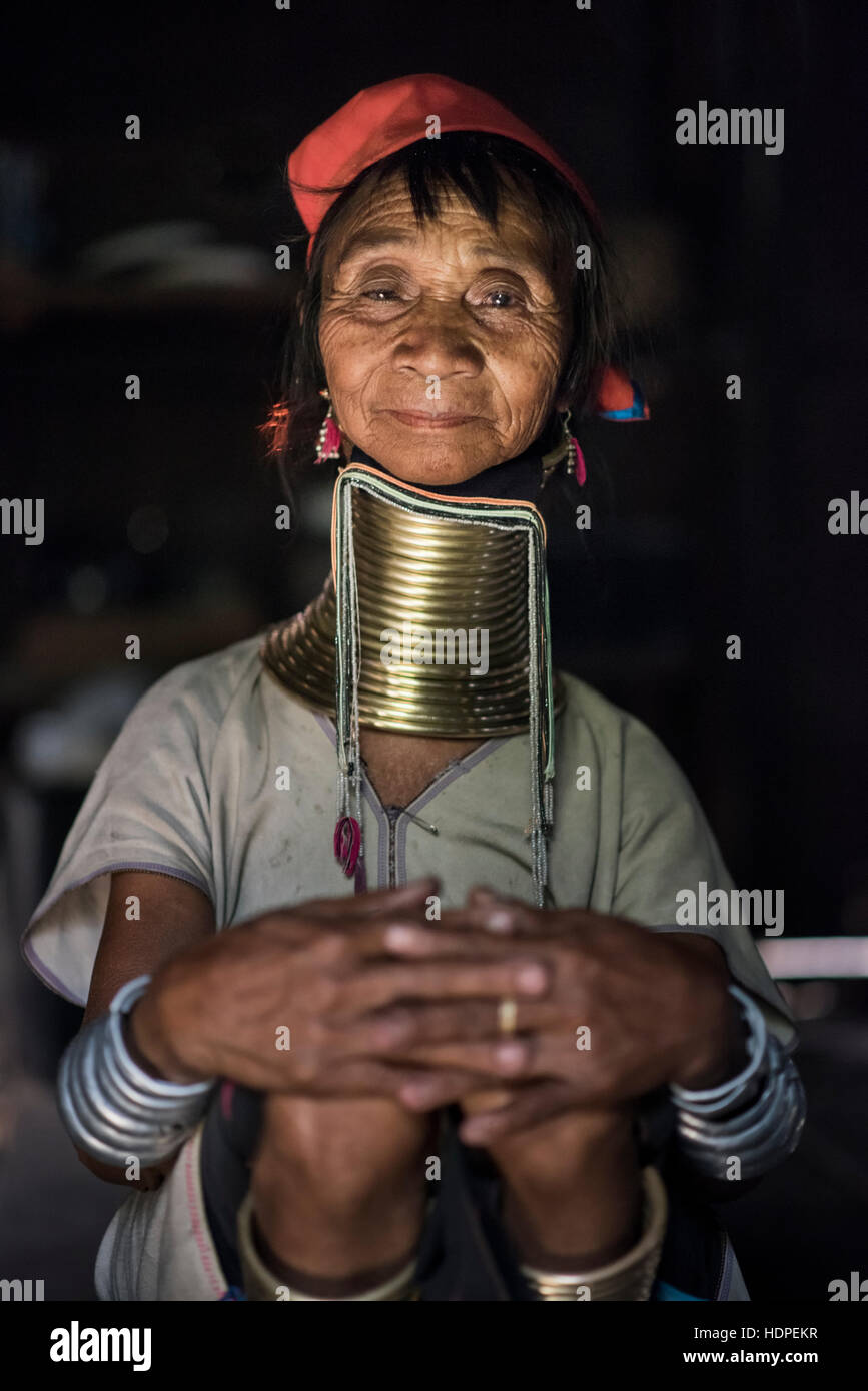 Porträt einer Kayan Frau trägt die traditionelle Messing Halsringe, Loikaw, Myanmar. Stockfoto