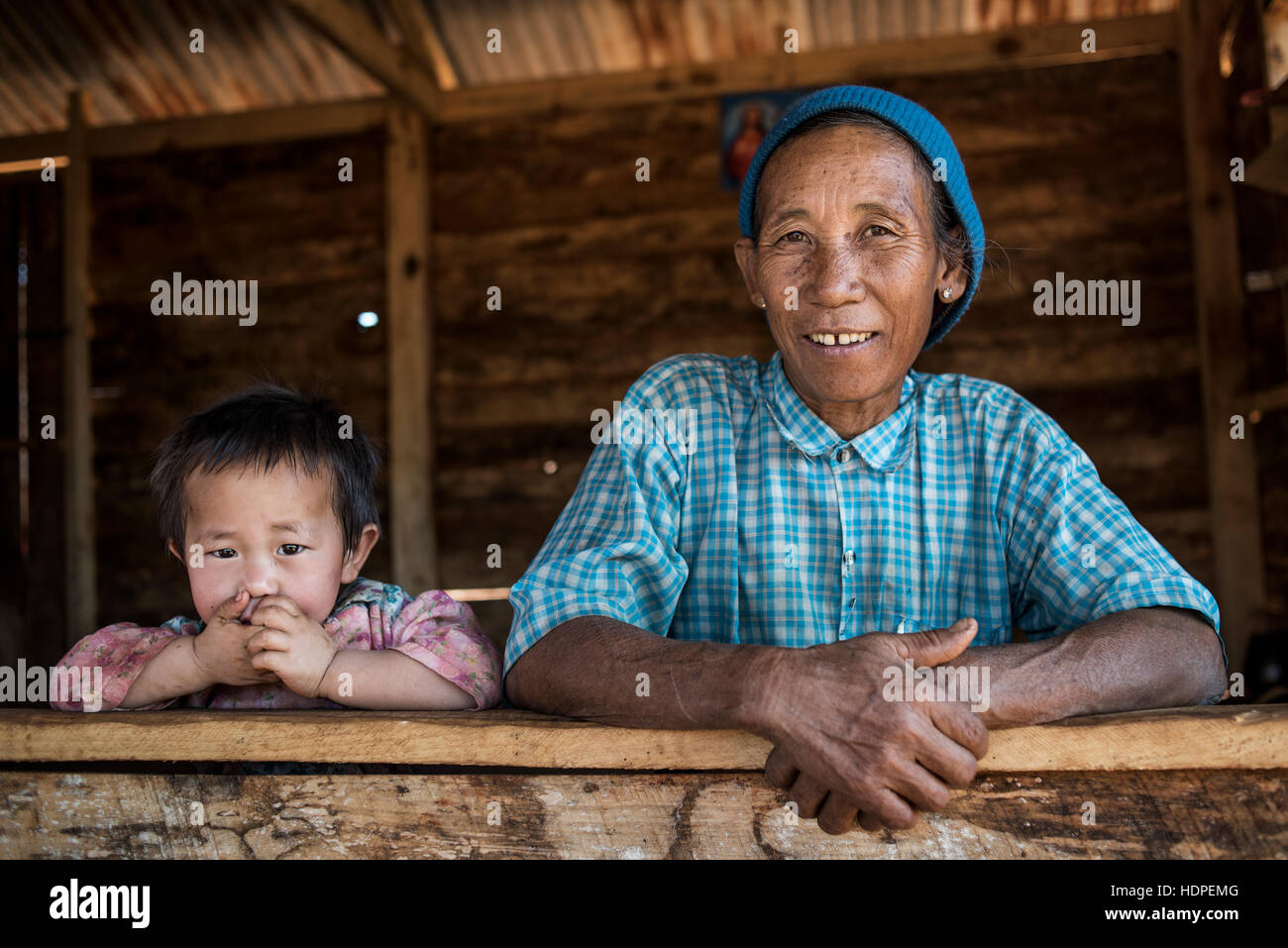 Porträt einer burmesischen Frau mit ihrem Enkelkind, Shan State in Myanmar. Stockfoto