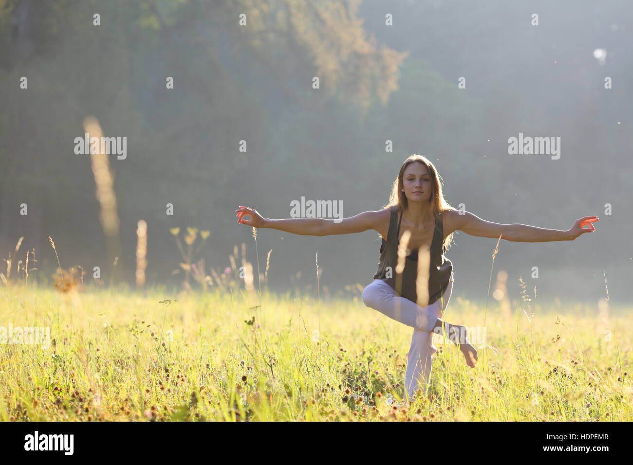 Frau auf der Suche nach einem Gleichgewicht im park Stockfoto