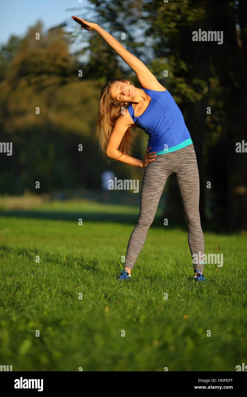 Junge Frau trainieren in Park Stockfoto