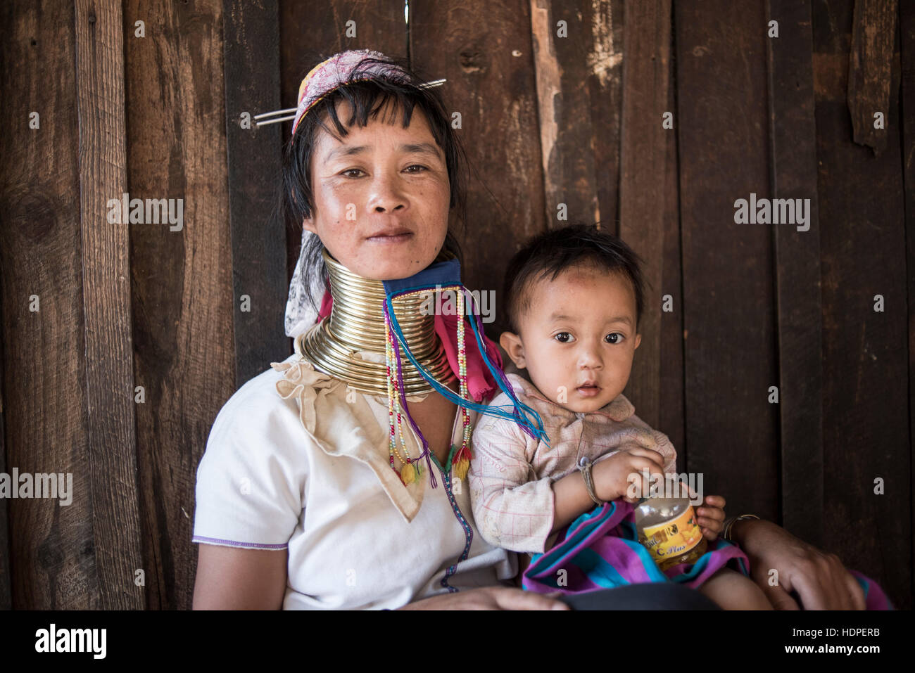 Porträt einer Kayan Frau trägt ihr Baby, Loikaw, Kayah State in Myanmar. Stockfoto
