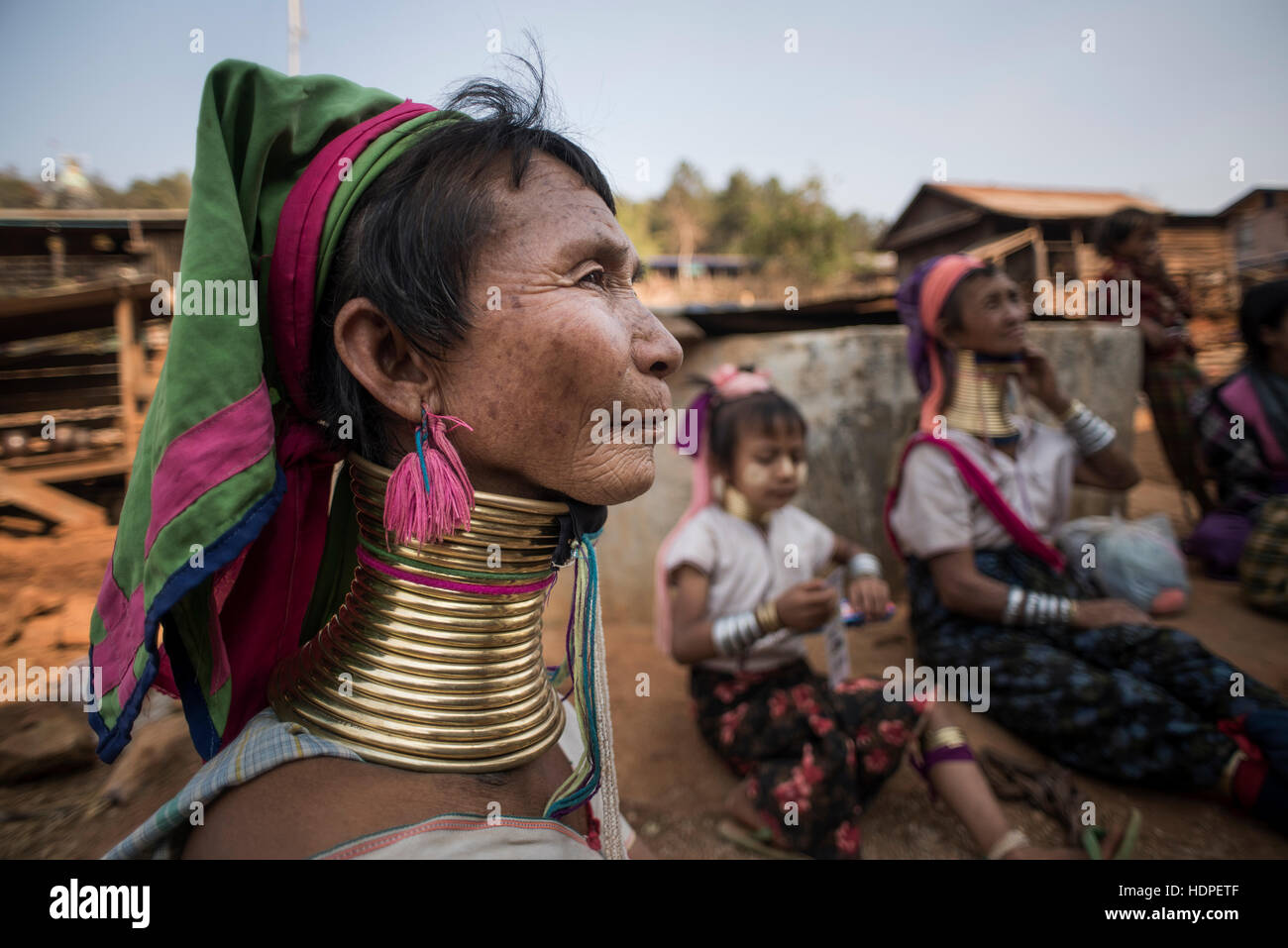 Porträt einer Frau Karen Stamm mehr Stamm-Frauen in den Hintergrund, Loikaw, Kayah State in Myanmar. Stockfoto