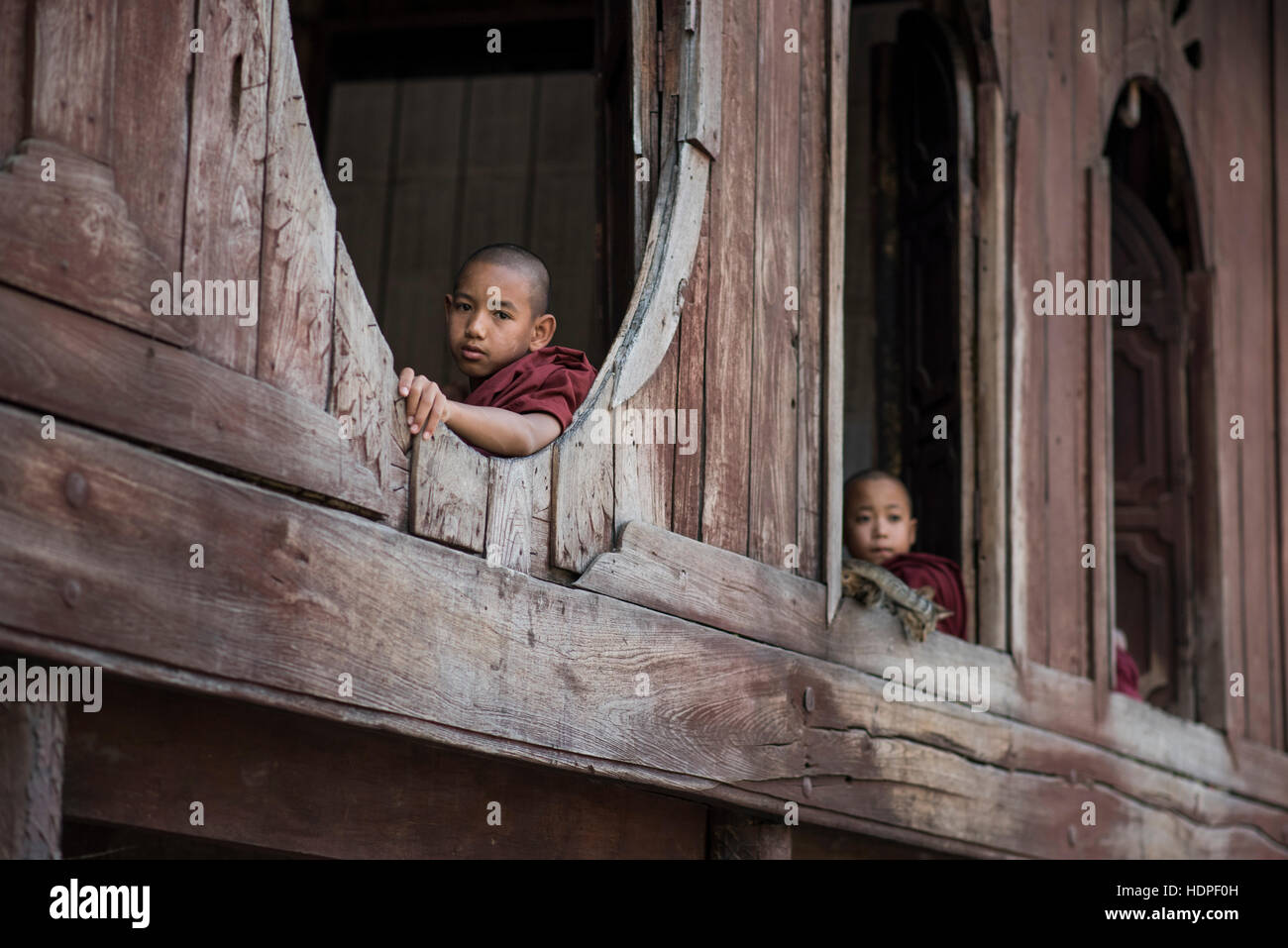 Buddhistischen Novizen im Shwe Yan Pyay hölzernen Kloster in Nyaungshwe, Myanmar. Stockfoto