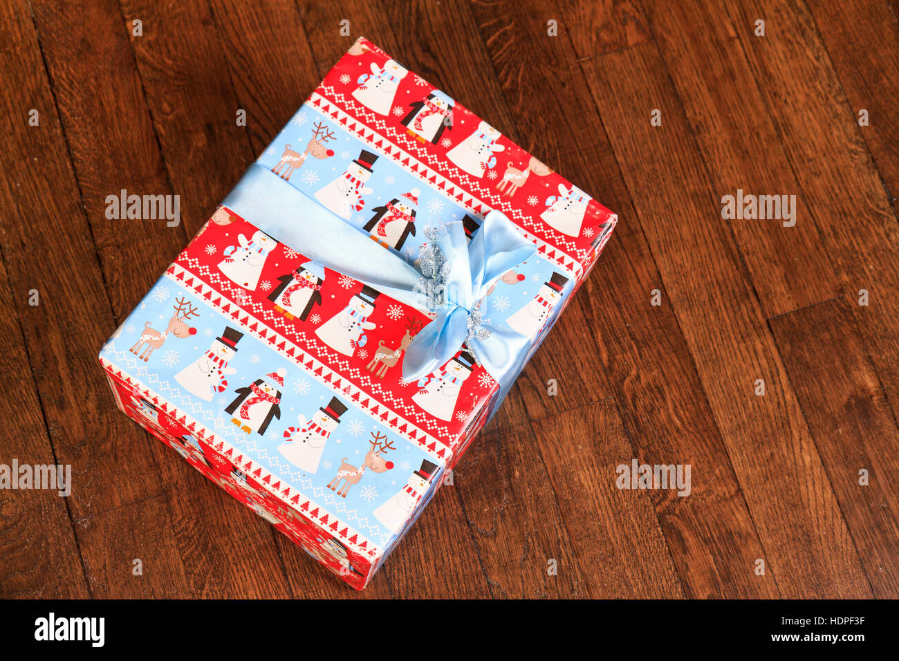Weihnachten Dekoration Weihnachten süße Weihnachtsgeschenk, Tanne Äste und Ornament, Weihnachten, Neujahr, Symbol-Ferien, Urlaub, Winter 2017, die ja Stockfoto
