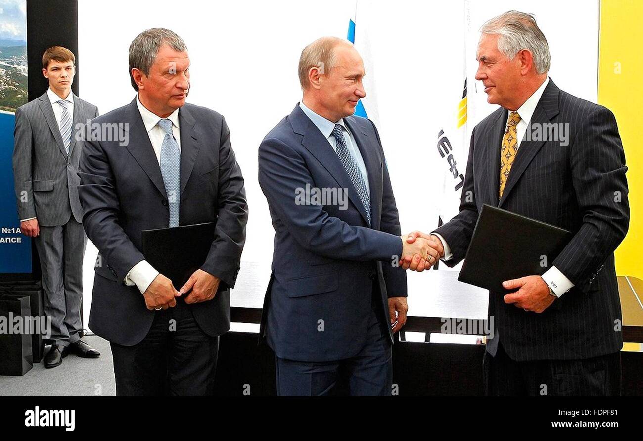 Der russische Präsident Vladimir Putin gratuliert ExxonMobil CEO und Chairman Rex Tillerson, rechts, nach der Unterzeichnung einer Vereinbarung über gemeinsame Entwicklung des Öls in Westsibirien mit Rosneft Vorsitzender Igor Sechin 15. Juni 2012 in Tuapse, Russland behält sich. Stockfoto