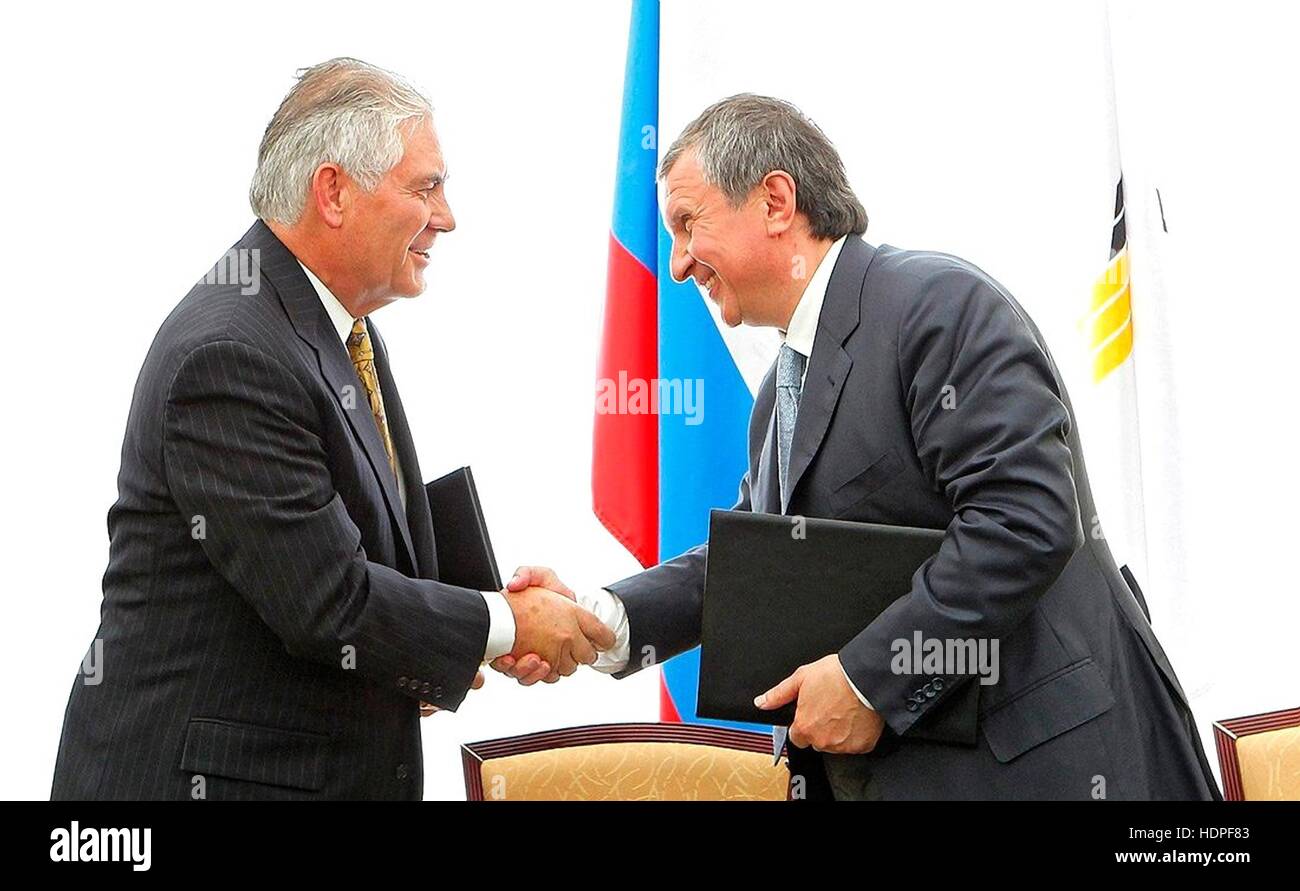 ExxonMobil-CEO und Chairman Rex Tillerson, links, schüttelt Hände mit Rosneft Vorsitzender Igor Sechin nach der Unterzeichnung einer Vereinbarung über gemeinsame Entwicklung von Öl Reserven in Westsibirien 15. Juni 2012 in Tuapse, Russland. Stockfoto
