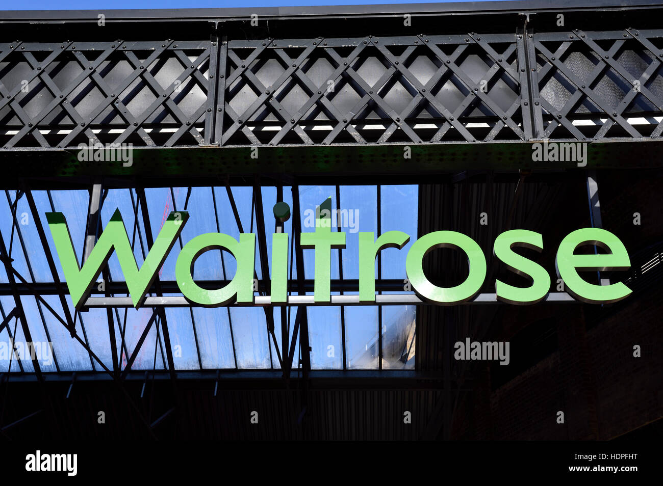 Waitrose Speicher Zeichen Kings Cross London England Großbritannien UK Stockfoto