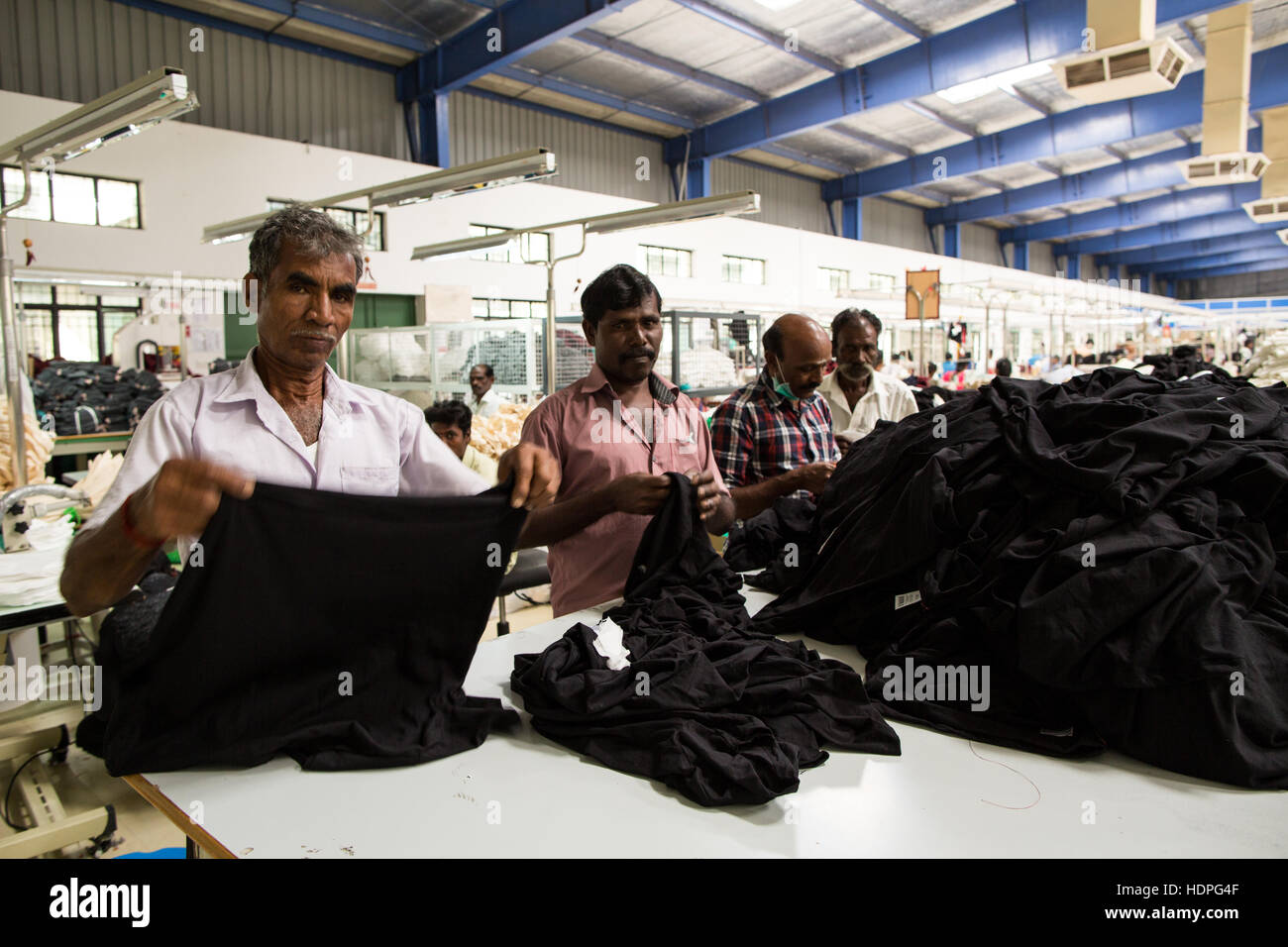 Arbeiter produzieren T-shirts in einer nachhaltigen Fabrik in Tamil Nadu, Südindien Stockfoto