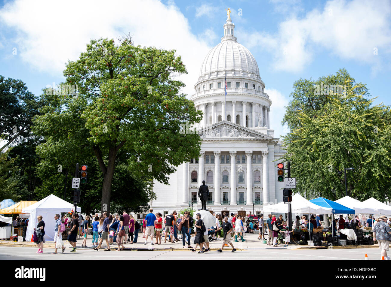 Das Wisconsin State Capital Building steht in der Mitte des Madison Farmers' Market Ion einem Sommernachmittag. Stockfoto
