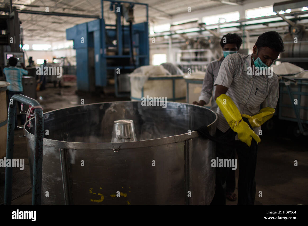 Maschinen zu einem Farbstoff und stricken funktioniert für Baumwolle in Tamil Nadu, Indien Stockfoto