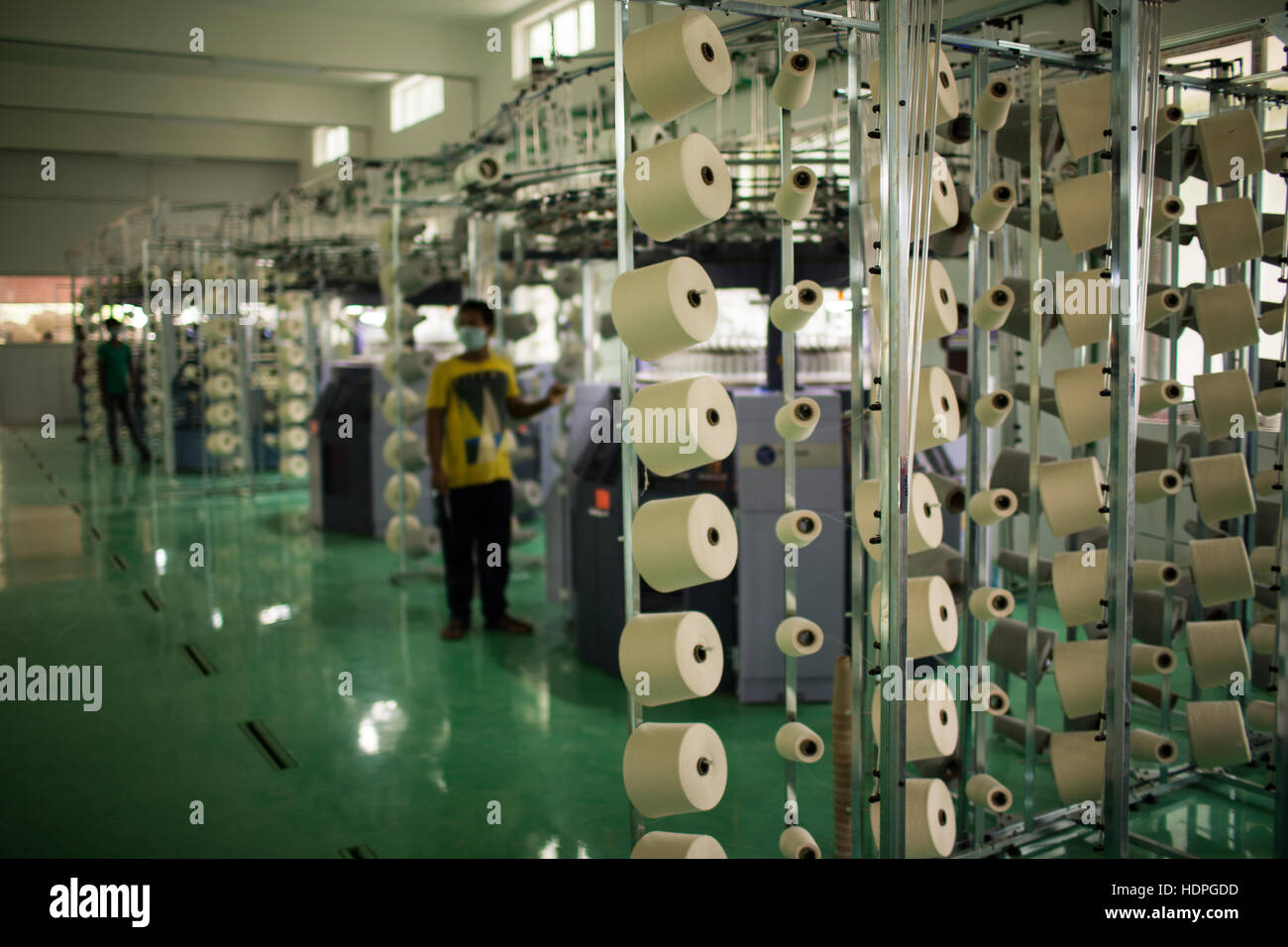 Arbeitnehmer in eine nachhaltige Textilfabrik in Nordwestindien, Herstellung von Kleidung aus Baumwolle. Stockfoto