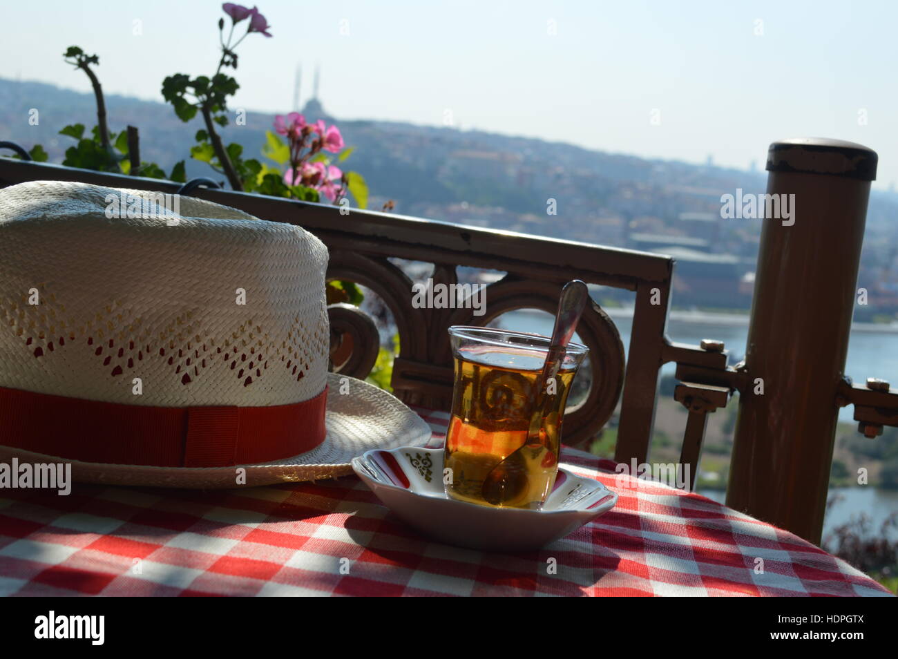 Glas türkischen Tee. Aufnahme in Istanbul neben der Bosphore. Stockfoto