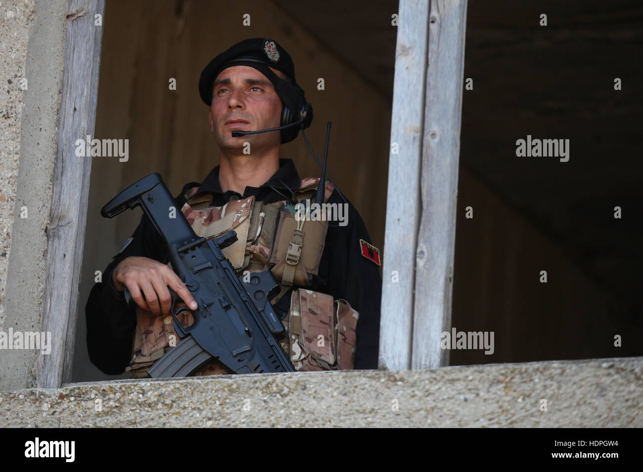 Ein albanischer Soldat bietet über Uhr während einer Platin Lion Kordon und Suche Übung auf dem Truppenübungsplatz Novo Selo 16. Juli 2015 in Novo Selo, Bulgarien. Stockfoto