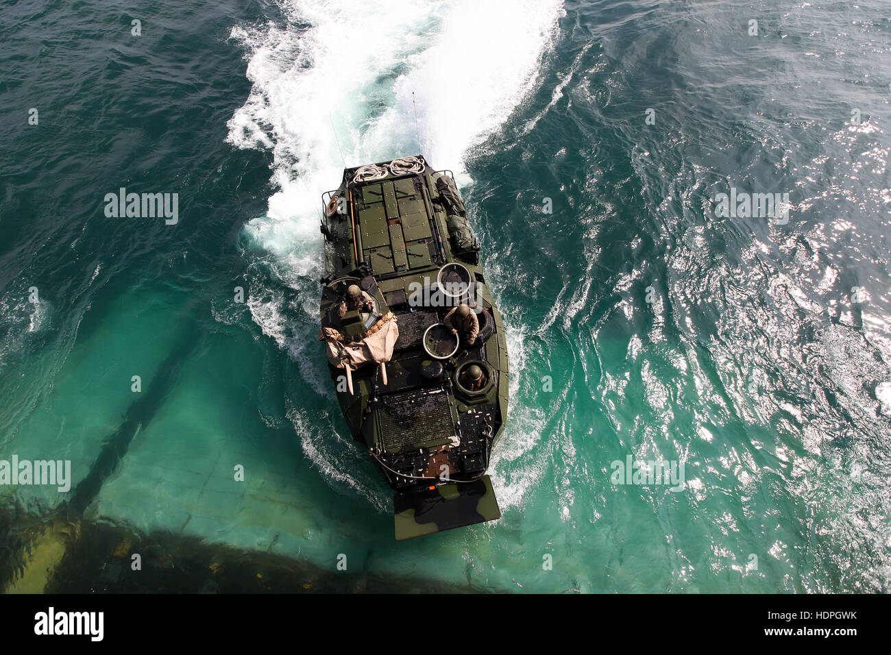 US-Marine Soldaten führen Meer Übungen an Bord amphibische Fahrzeuge während einer zusammengesetzten Übung Einheit 19. Juli 2015 vor der Küste von Florida. Stockfoto