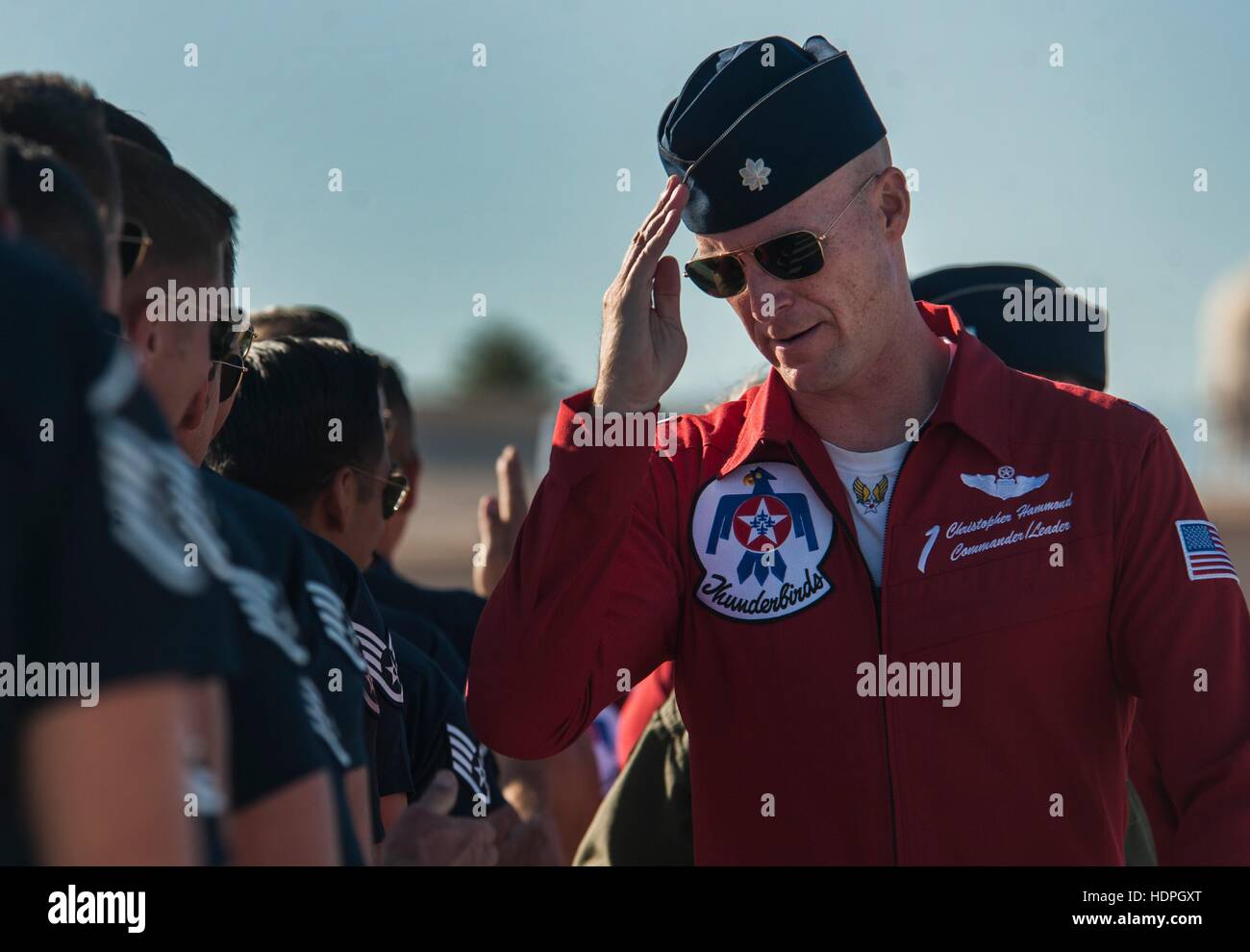 US Air Force Air Demonstration Squadron Kommandant Christopher Hammond salutiert Thunderbird Crew Chiefs vor dem Take-off während der Air Aviation Nation zeigen auf der Nellis Air Force Base 11. November 2016 in der Nähe von Las Vegas, Nevada. Stockfoto