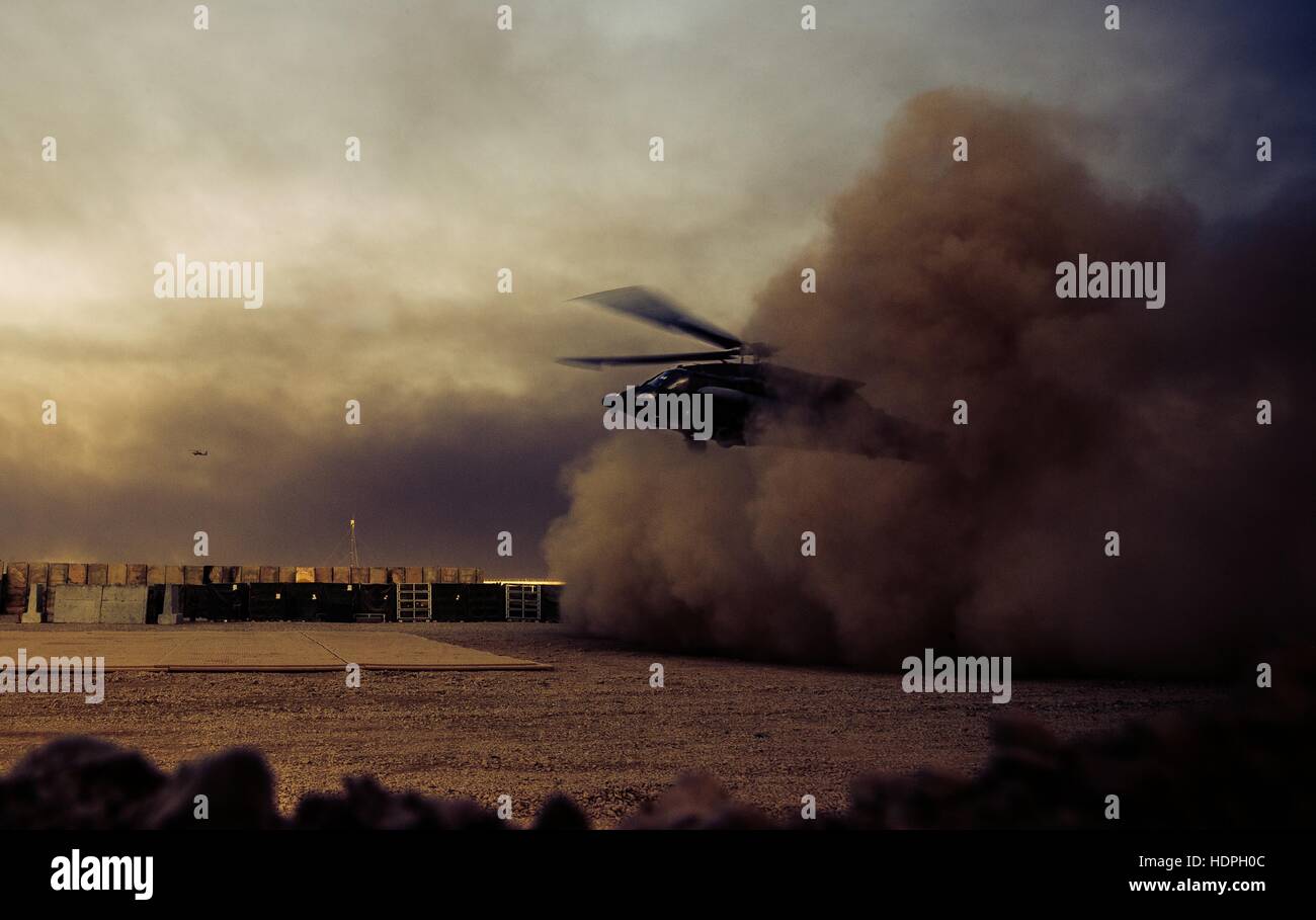 Ein Sikorsky UH-60Q Dustoff medizinische Evakuierung Hubschrauber landet auf dem Flugplatz Qayyarah Westen bei Sonnenuntergang 19. November 2016 in Qayyarah, Bezirk Mosul, Irak. Stockfoto