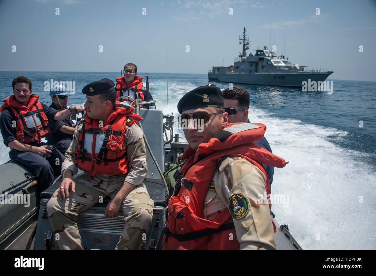 Irakische Soldaten Fahrt ein Festrumpf Schlauchboot, USN Arleigh Burke-Klasse geführte Flugkörper Zerstörer USS Don McFaul für eine Maritime Infrastruktur Schutz Übung Nachbesprechung 27. Juli 2015 in den Persischen Golf. Stockfoto