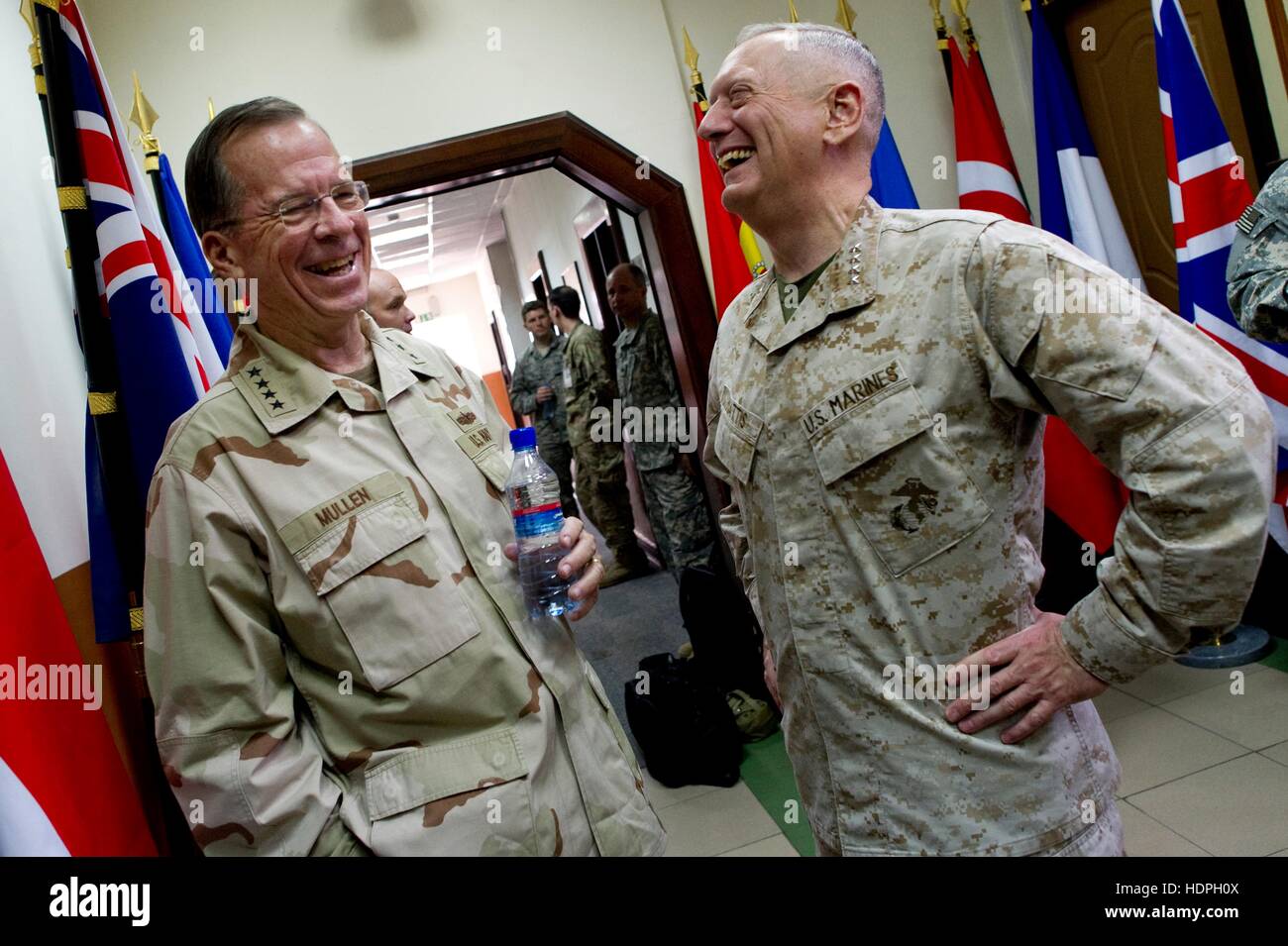 US Joint Chiefs Of Staff Vorsitzender Mike Mullen (links) und US Central Command Kommandeur James Mattis teilen einen lachen vor der International Security Assistance Force der Befehl Change Zeremonie am Sitz ISAF 18. Juli 2011 in Kabul, Afghanistan. Stockfoto
