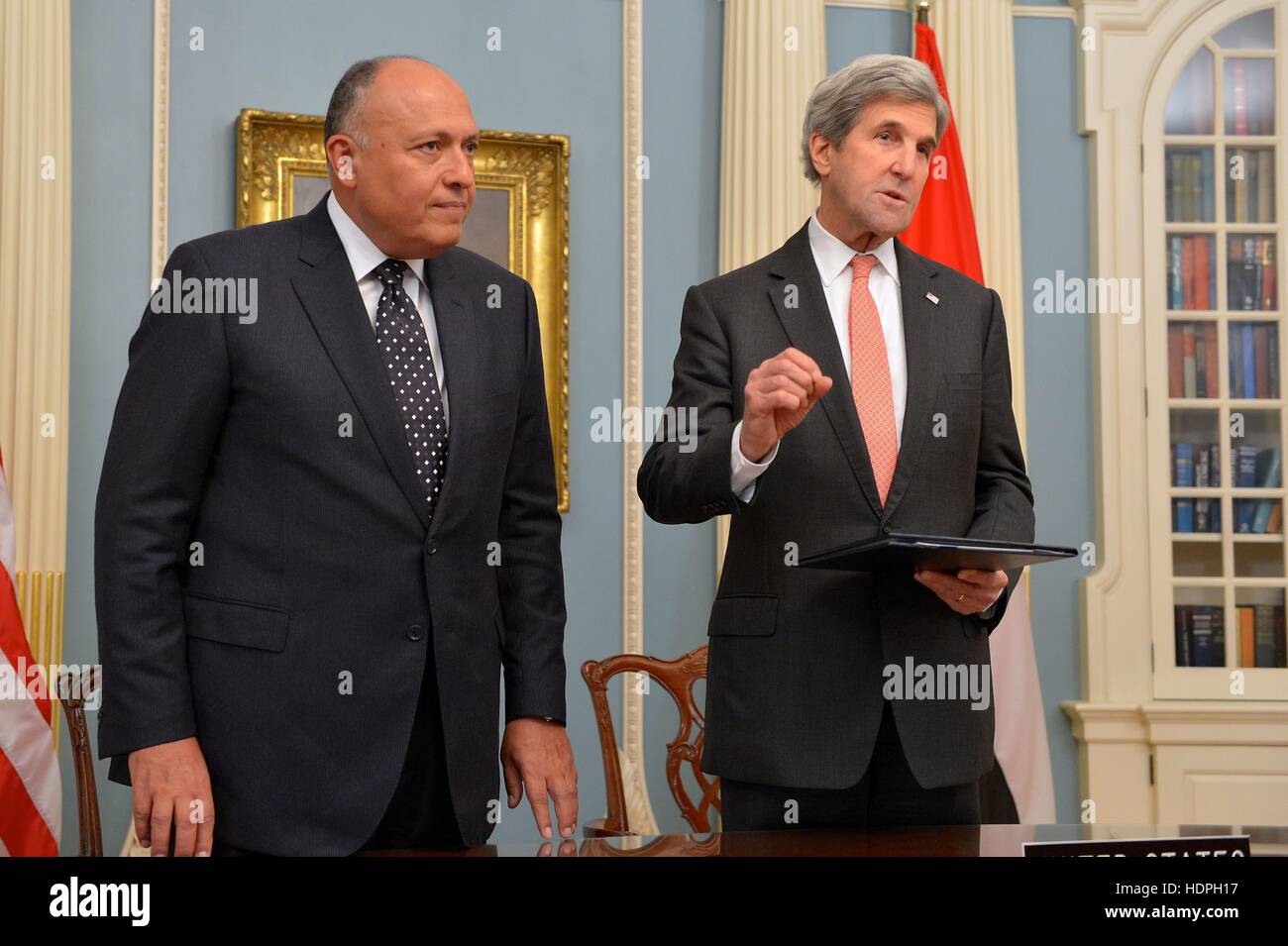 US-Außenminister John Kerry und dem ägyptischen Außenminister Sameh Shoukry sprechen gegenüber Reportern nach Unterzeichnung einer U.S.-Ägypten kulturelle Eigenschaft an das US Department of State 30. November 2016 in Washington, DC. Stockfoto