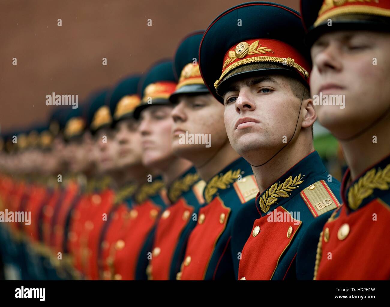 Die russischen Kreml Regiment Ehrengarde steht in Formation während einer Kranzniederlegung Zeremonie am Grab des unbekannten Soldaten in Alexander Garden 26. Juni 2009 in Moskau, Russland. Stockfoto