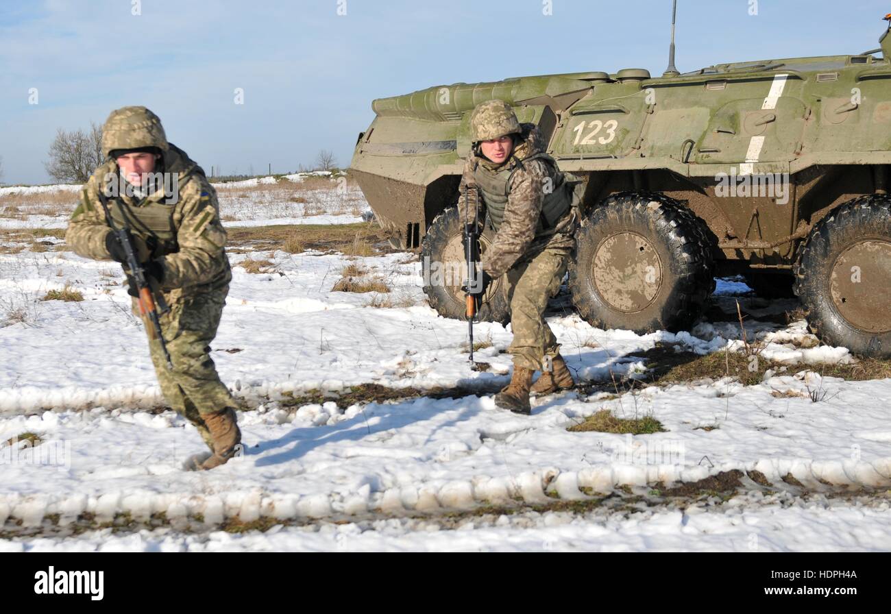 US-Soldaten absteigen ein BTR gepanzerten Fahrzeug während einer unterdrückerischen Feuer-Übung im International Peacekeeping and Security Center 18. November 2016 in Yavoriv, Ukraine. Stockfoto