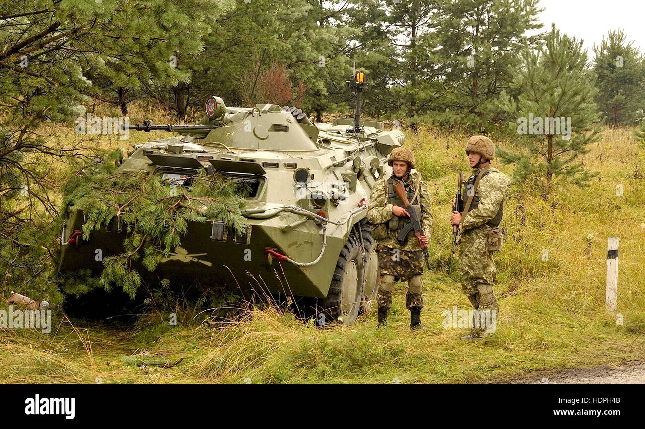 Ukrainische Marines stehen neben einem Schützenpanzer BTR-80 während eines schnellen Trident-Trainings an der internationalen Friedenssicherung und Security Center 29. Juli 2015 in Yavoriv, Ukraine. Stockfoto