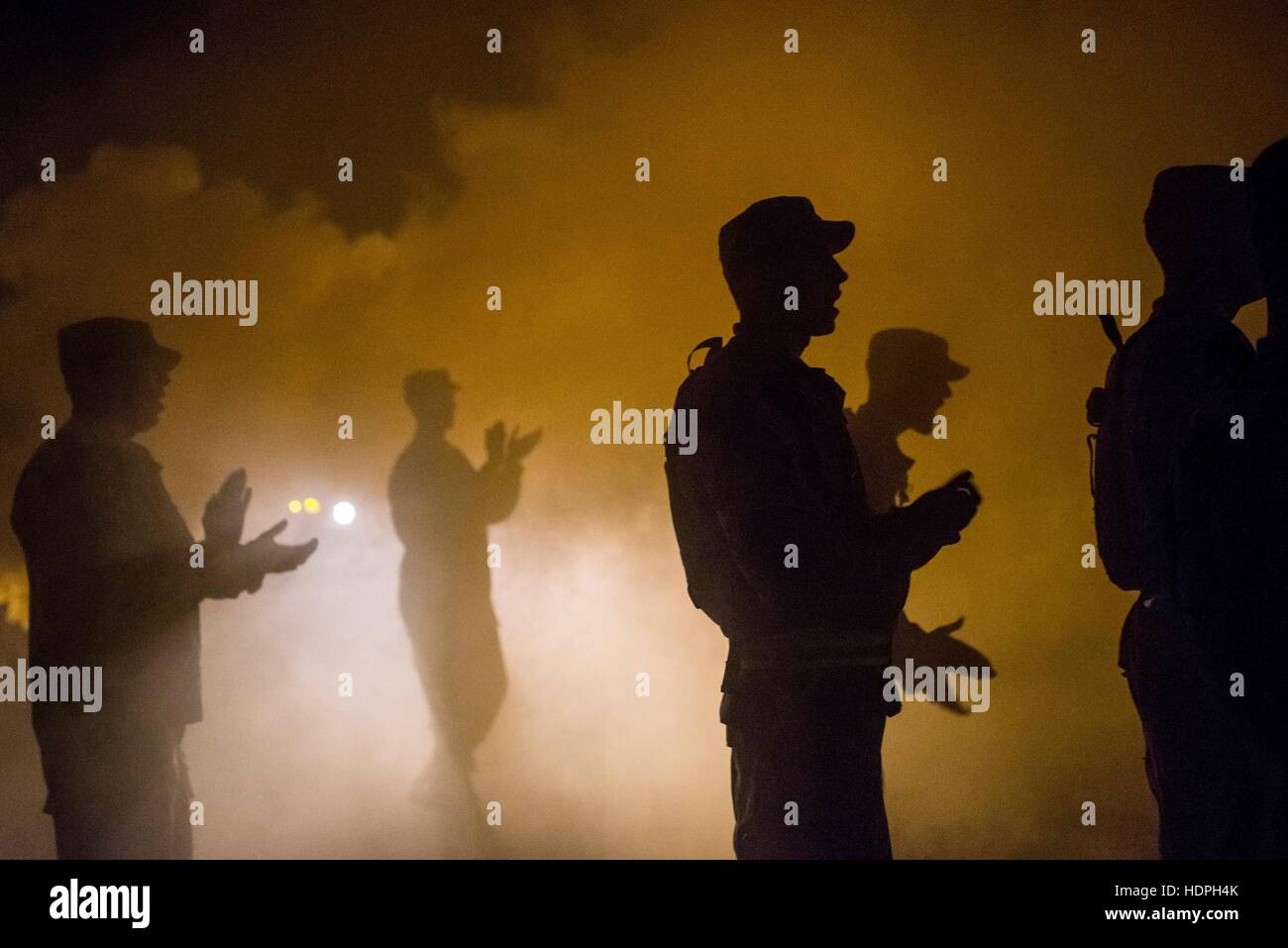 US Army Reserve und der Nationalgarde Soldaten Silhouette im Nebel während einer Übung 1. September 2015 in Fort Chaffee, Arkansas. Stockfoto