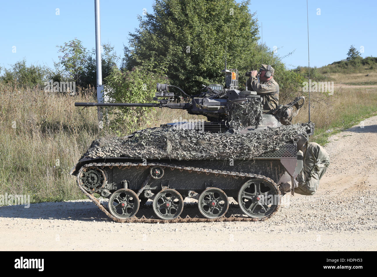 Ein deutscher Soldat bietet Überwachung von einem Wiesel 1A1 MK Armored Weapons Carrier kämpfen Fahrzeug während einer Swift Antwort Aufklärung Übung im Joint Multinational Readiness Center 30. August 2015 in Hohenfels, Deutschland. Stockfoto