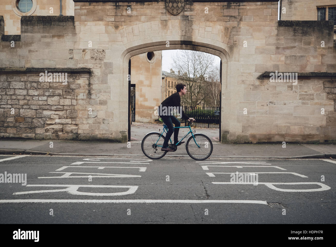Ein Radfahrer-Zyklen über eine klare Schild an der Straße in der Universitätsstadt Oxford in Großbritannien. Stockfoto