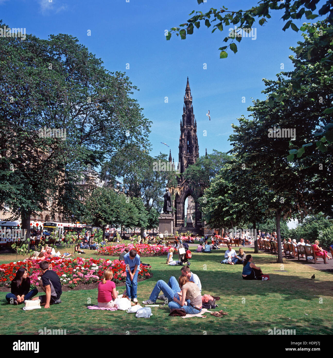 Picknicker in Princes Street Gardens, Edinburgh, Schottland, Großbritannien Stockfoto