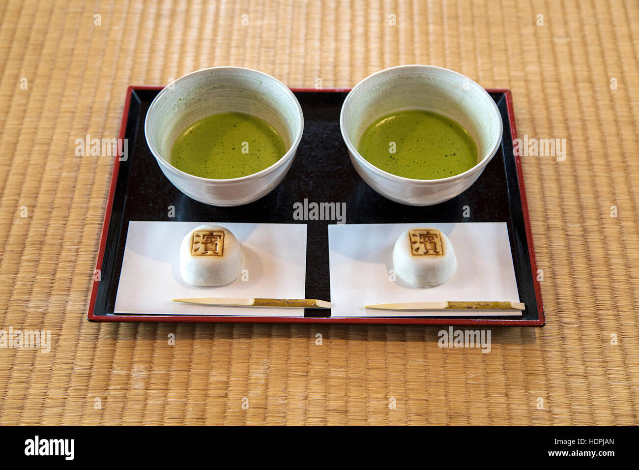 Tassen Matcha grüner Tee auf dem Tisch Stockfoto