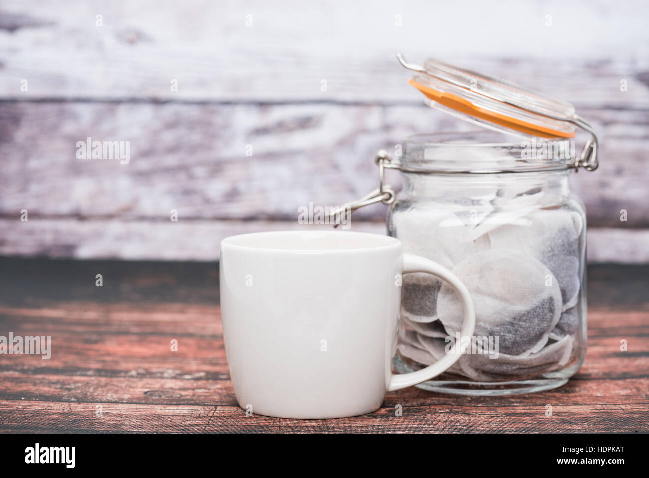 Eine weiße Tasse und ein Glas Tee Beutel Stockfoto