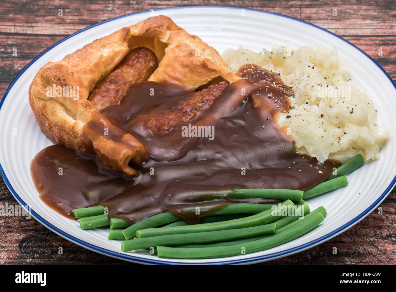 Klassische britische Abendessen der Kröte in der Bohrung mit dicken Soße. Stockfoto