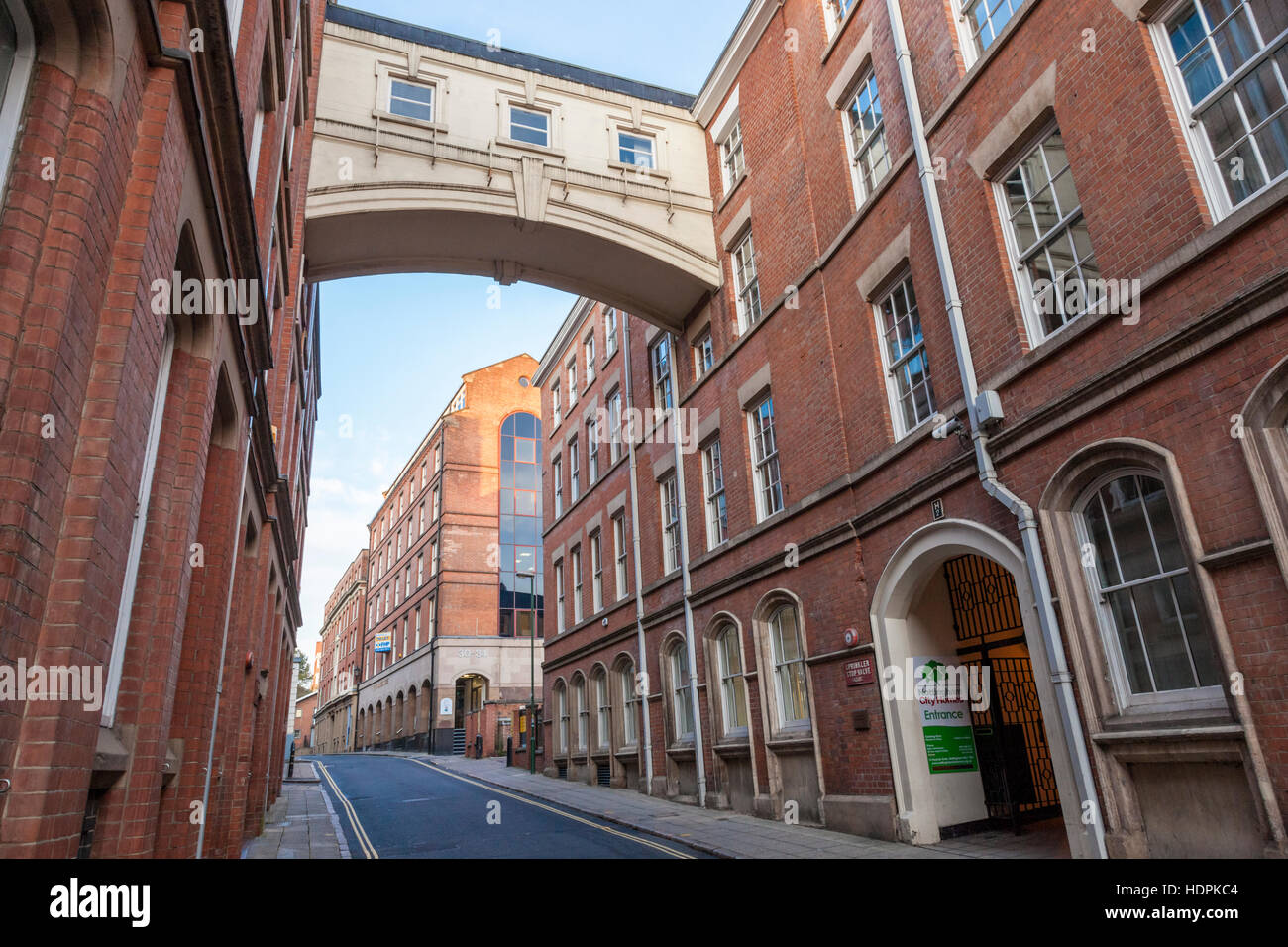 Draper's Bridge. Eine Brücke zwischen zwei Gebäuden, die einst Teil des Textilhandels, Jagdhunde Gate, Nottingham, England, Großbritannien Stockfoto